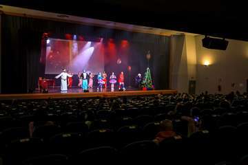 El Teatro de Telde rebosa de magia con el musical 'Al Revés en Navidad'/TA.